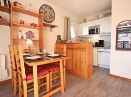 Appartement 2 pièces, pied des pistes, proche commerces, Chamrousse - FR-1-340-210, hotell i Chamrousse