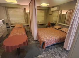 BeautyD STUDIO double bed and 1 folding bed max 3pers, hotel en Gullegem