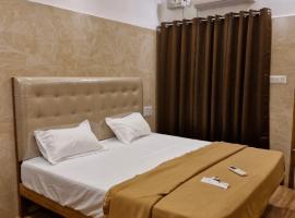 Saraa Grand, hotel a Kuttālam