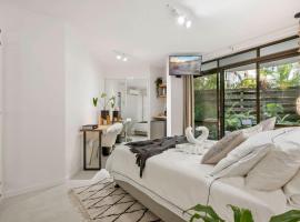 Naousa Private Beach Bungalow, bungalow in Noosa Heads