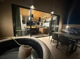 XL Sky Villa Seaview & Hot Tub BBQ