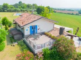 swimming pool and private garden, Casa in collina