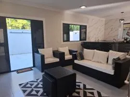 Casa com Piscina 1 suíte 2 demi- suítes