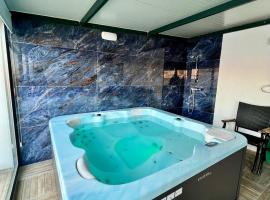 Skyline Gozo Penthouse with Jacuzzi, Hotel mit Whirlpools in Xagħra