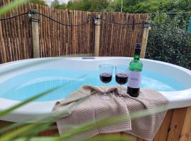 Tinyhouse 2 pers met hottub, hotel v destinaci Meerssen