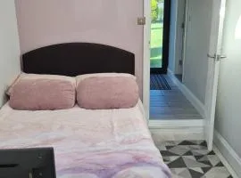 1 Bed-Sleeps 2-Parking-Garden-2 min train station