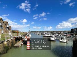 North Quay - Pet friendly Luxury Townhouse overlooking Bembridge Harbour、Saint Helensのホテル