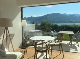 Traumsee Lodge am Traunsee in Gmunden mit 180 Grad See- und Traunsteinblick，格蒙登的木屋