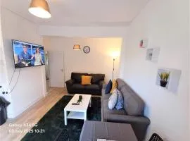 4 Bedroom House 8min walk to EastHam Station