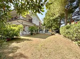 142 - VILLA BLU a Marcelli - villa quadrilocale a Marcelli con ampio giardino , aria condizionata e wifi - SPIAGGIA inclusa nel prezzo