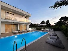Villa Nobel for 6 adults with private 40 m2 heated pool, outside bar & movie theatre