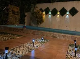 Casa de campo con piscina, aire acondicionado, estacionamiento privado con BBQ