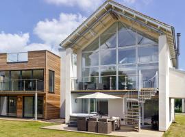 The Summer House HM101 Lower Mill Cotswolds, hotel v destinaci Somerford Keynes