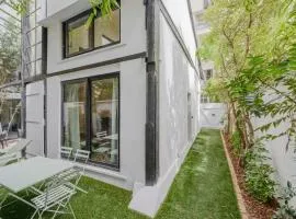 Maison Alcôme - Elegant Artist's Residence with Private Garden