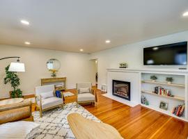 7 Mi to Mt Rainier NP Home with Private Hot Tub!, cottage in Ashford