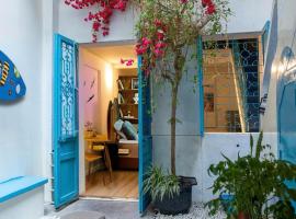 Heart of Hoan Kiem-RARE 5BR Private house unique design travel hub 13pax, khách sạn ở Hà Nội