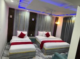 Decent Luxury Hotel Hunza, hotel v destinaci Alīābād
