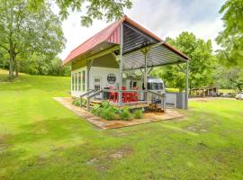 River Access and Private Deck Mountain View Retreat, hotel en Guion