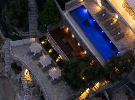 Elysian Shores Beachfront Villa, hotel con hidromasaje en Glyfa