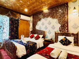 Triumph Houseboat, hotel di Jāmb