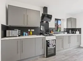 Luxury 4 Bedroom House with Free Parking