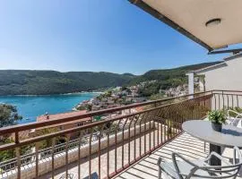 Three-Bedroom Apartment Rabac near Sea