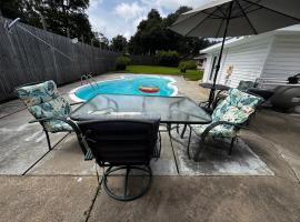 Pool House, hotel v destinaci Broussard