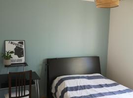 Chambre dans beau T3 très proche centre ville !, homestay in Lorient