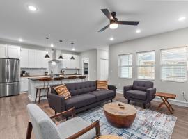 Uptown Elegant Escape | JZ Vacation Rentals, hotel in Tower Grove