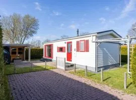 Chalet Paradys met Sauna op Park De Friese Wadden Tzummarum, buitenzwembad aanwezig