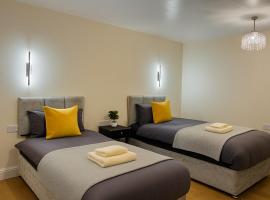 3 Bed Home Near Heathrow, Free Parking, WiFi, hotel i Hounslow