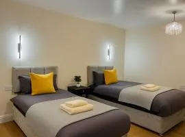 3 Bed Home Near Heathrow, Free Parking, WiFi