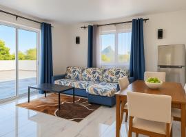 Gracious Haven - Fully Equipped Rooftop with private terrace house in Saint-Pierre, Moka, hotel v destinaci Moka