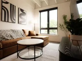 Above The Roots - Sophisticated 1BD Retreat