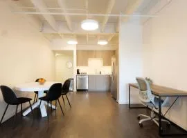 Above The Roots - Classy 1BD Escape