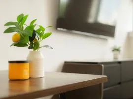 Above The Roots - Elegant and Bright Studio Stay