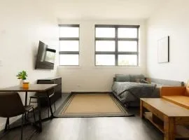 Above The Roots - Elegant and Bright Studio Stay