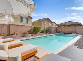 6 Mi to State Farm Stadium Avondale Family Home!, hotel a Avondale