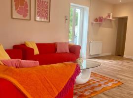 Maison avec terrasse et jardin, hytte i Avallon