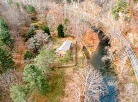 4BR Lodge on Wolf Creek - Fishing, Hiking, New River Fun and Hokie Weekends