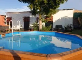 CASA TURÍSTICA Villa Carmen, CON AMPLIO JARDIN QUE INCLUYE BARBACOA, 2 PORCHES, PARKING PRIVADO Y PISCINA