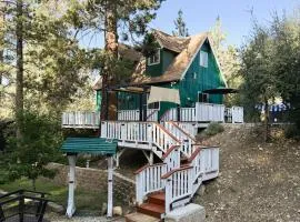 Juniper's Cottage - Secluded hideaway with a large fenced yard giving the feeling of privacy!