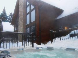 Luxury with hot tub 300mbps Wifi Games & more !, cabin nghỉ dưỡng ở Saint Adolphe D'Howard