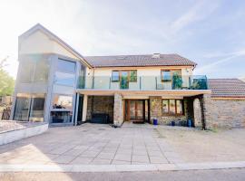 Spacious 7 Bedroom 5 Bathroom Mansion with Parking, hotel v destinaci Cardiff
