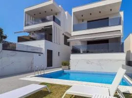 Maximus Luxury Villas Polychrono