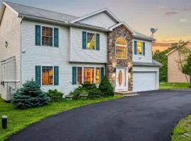 Birch Hollow by AvantStay Cozy Poconos Home w Fireplace, Soaking Tub & Kids Play Area