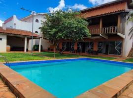 Suites Quartos Lindos Sobrado com Piscina no Centro, δωμάτιο σε οικογενειακή κατοικία στο Κάμπο Γκράντε