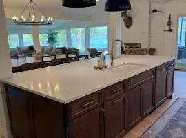 Remodeled Lake Retreat Putting Green, Game RoomBar