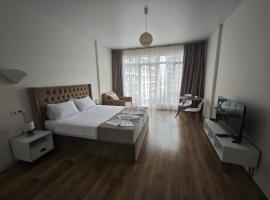 Bright Flat with Courtyard Pool, hotel em Itʼkhvisi