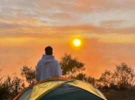 Camping di gunung batur, dan sarapan, hotel in Mantaak